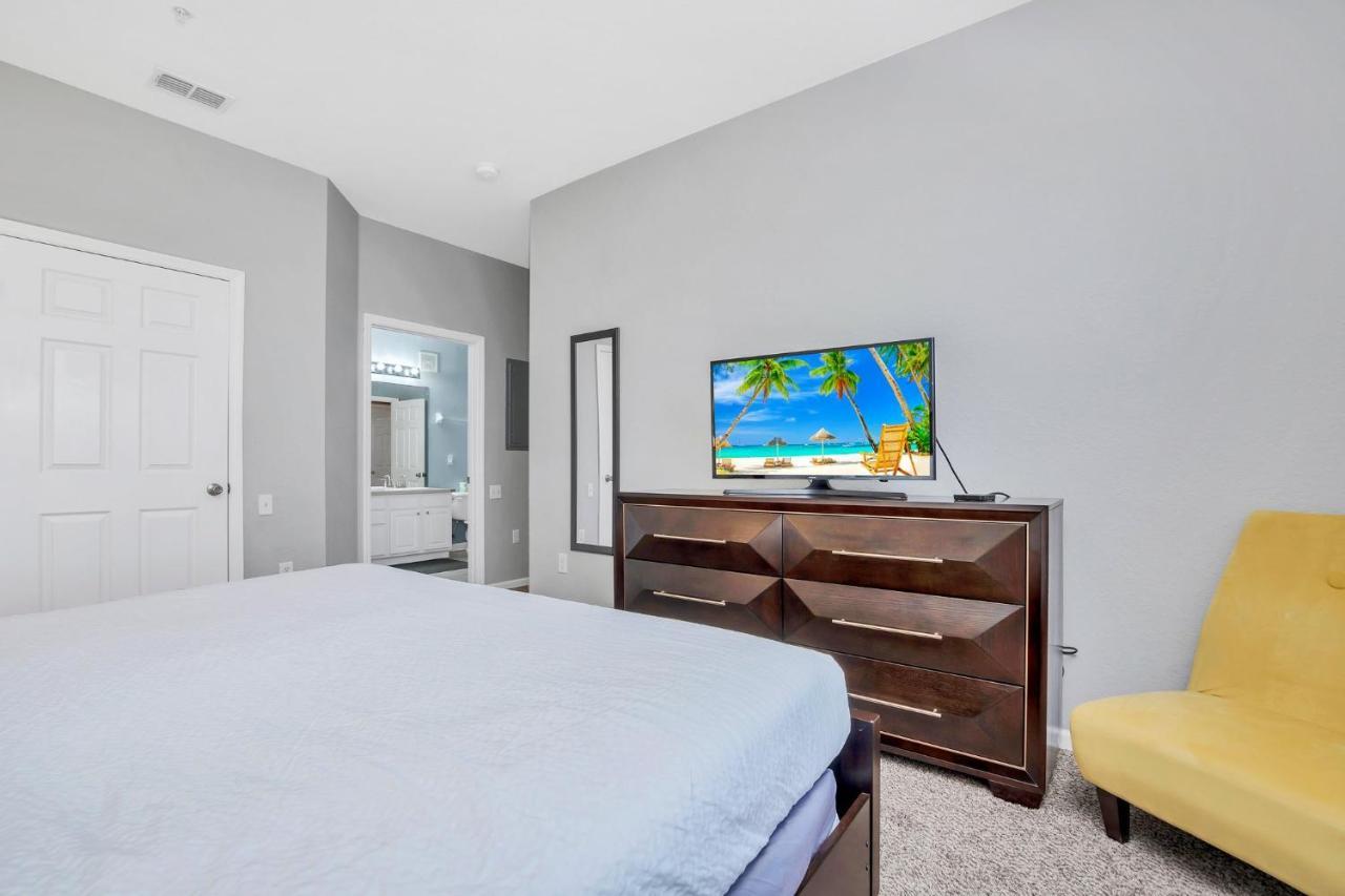 Updated Lakeview Condo, Minutes From Disney オーランド エクステリア 写真