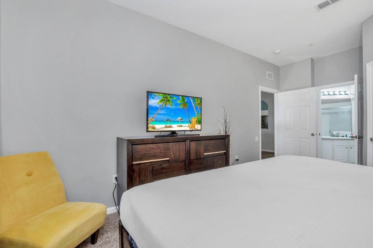 Updated Lakeview Condo, Minutes From Disney オーランド エクステリア 写真